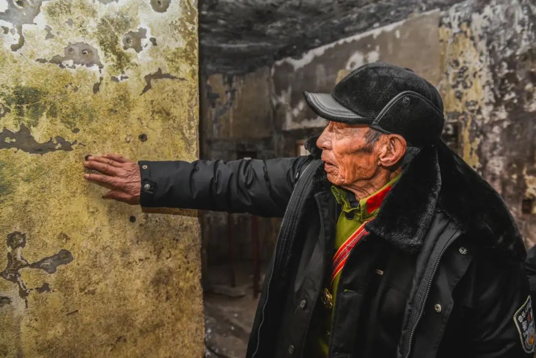 国门下、界碑前，70多年前的8岁孩子与18岁志愿军战士再次相聚