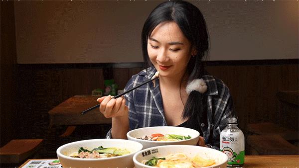 蒙自源过桥米线云南正宗第一名,云南蒙自第一碗米线