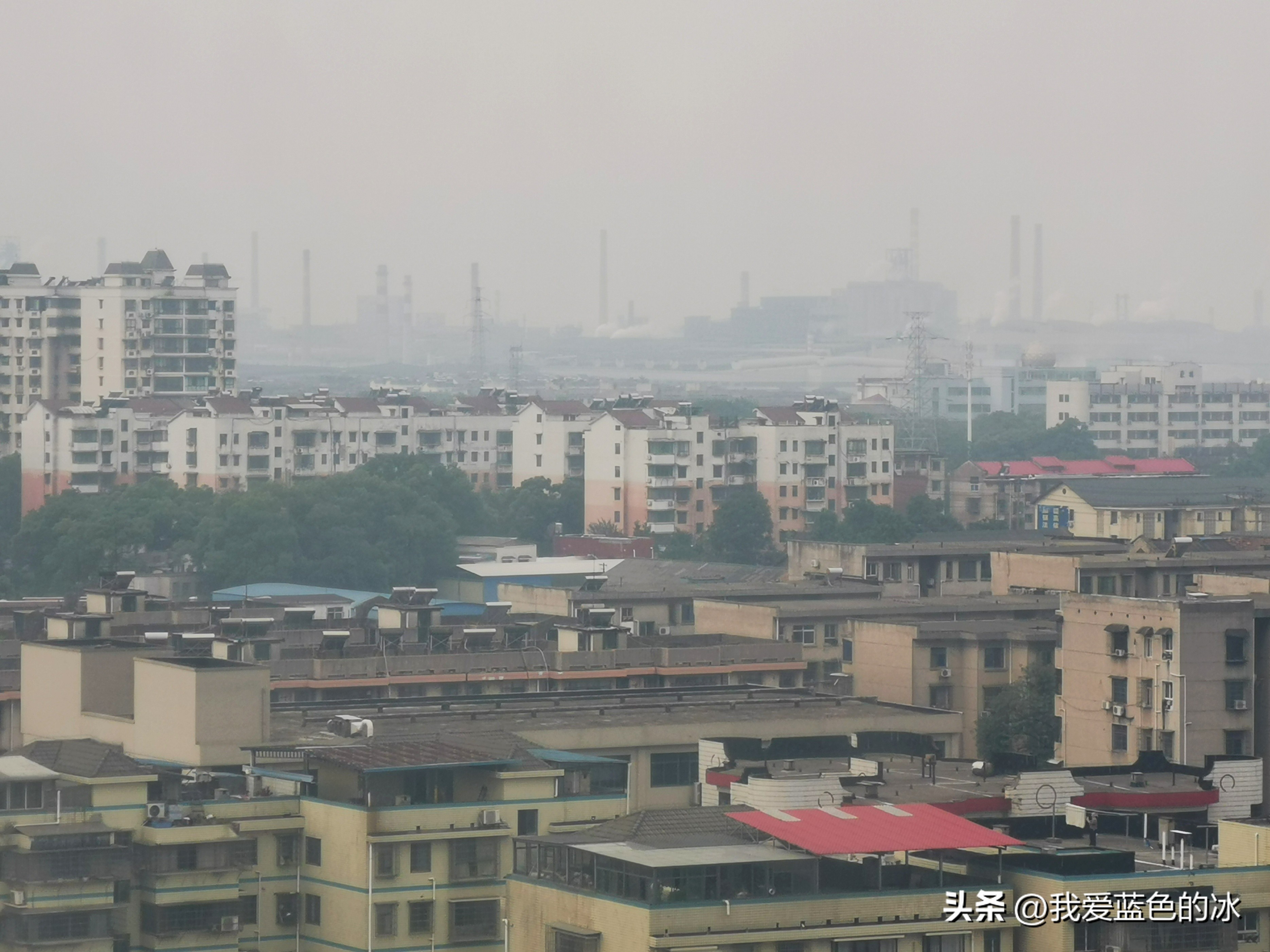 从窗户能看见烟囱,从十一楼往下看全是美景