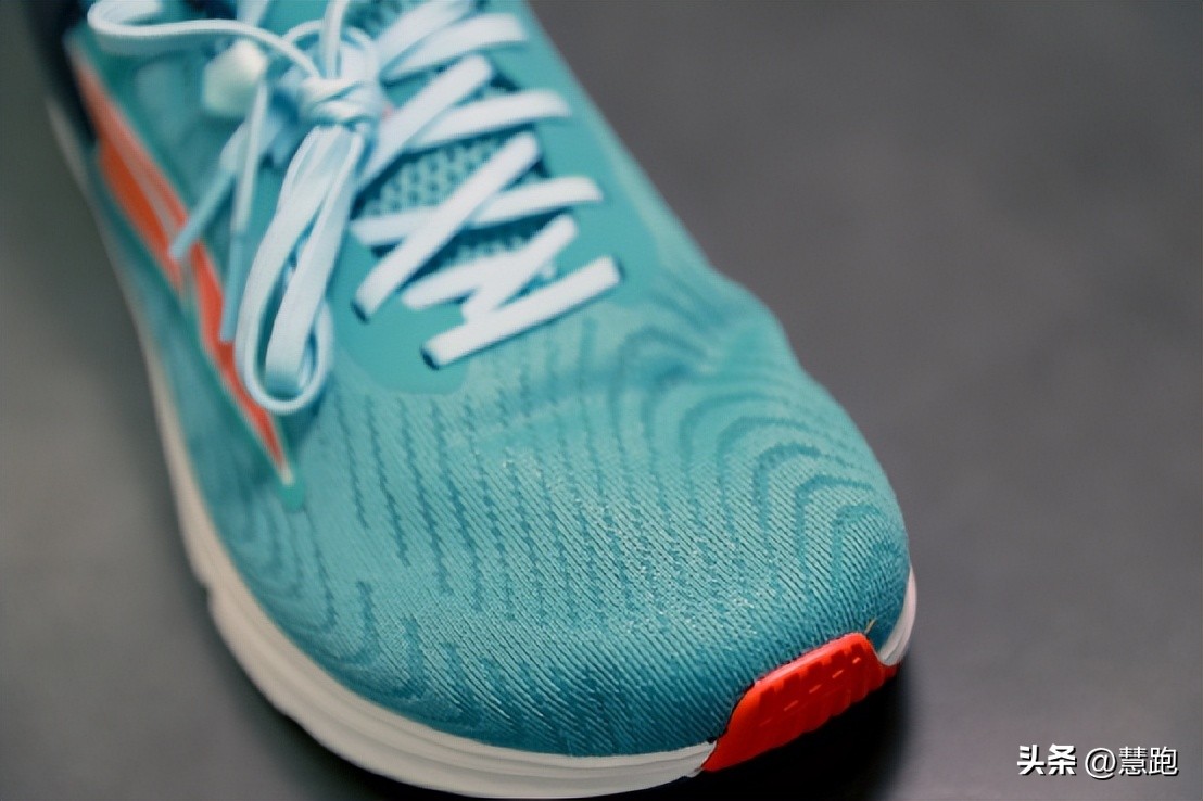 跑鞋科技的深度思考：没有碳板的跑鞋就过时落后了吗？