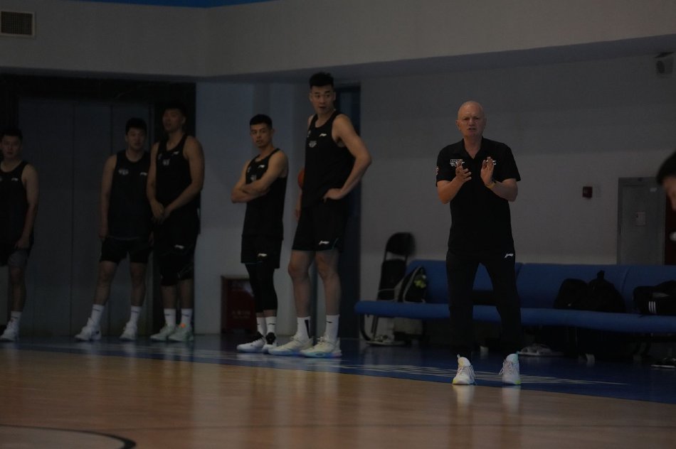 北京首钢男篮公开训练录像,北京男篮主教练莱登赛后采访