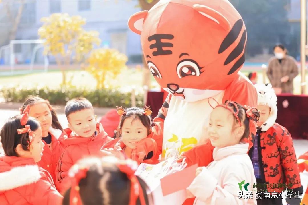 南京市长江路小学一年级开展“畅畅笑笑”乐评园活动