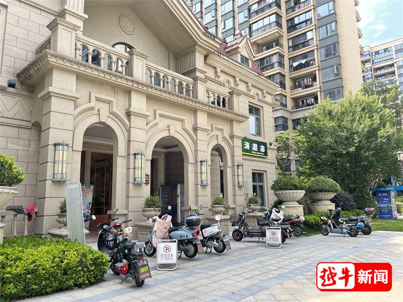 越城这个小区游泳池成大众浴场，物业能擅自作主？