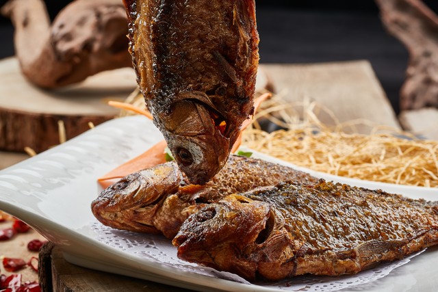 鲈鱼和鲫鱼哪个鱼好吃,鱼类品种大全鲫鱼吃什么