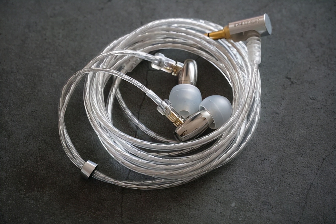 面对微型有线耳机的音质，我手里60个真无线全部投降