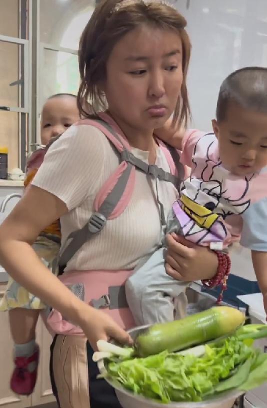 韭菜太好割!58岁郑浩南和网红一起带货,一声不吭卖出几万块