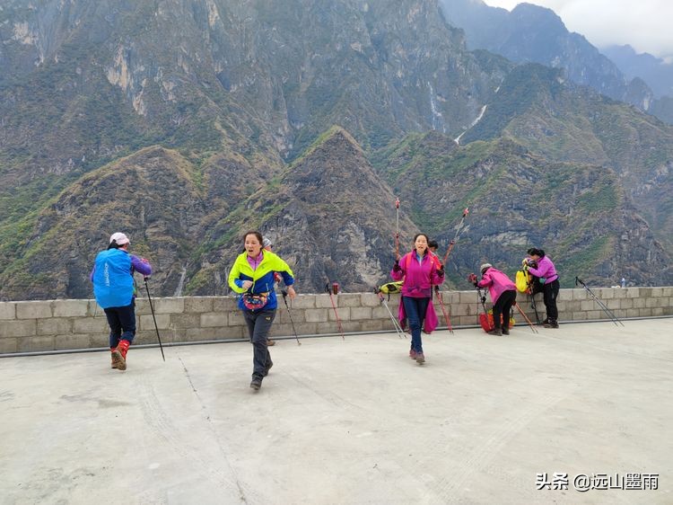 虎跳峡徒步最惊险的路段,虎跳峡高路徒步最难走路段