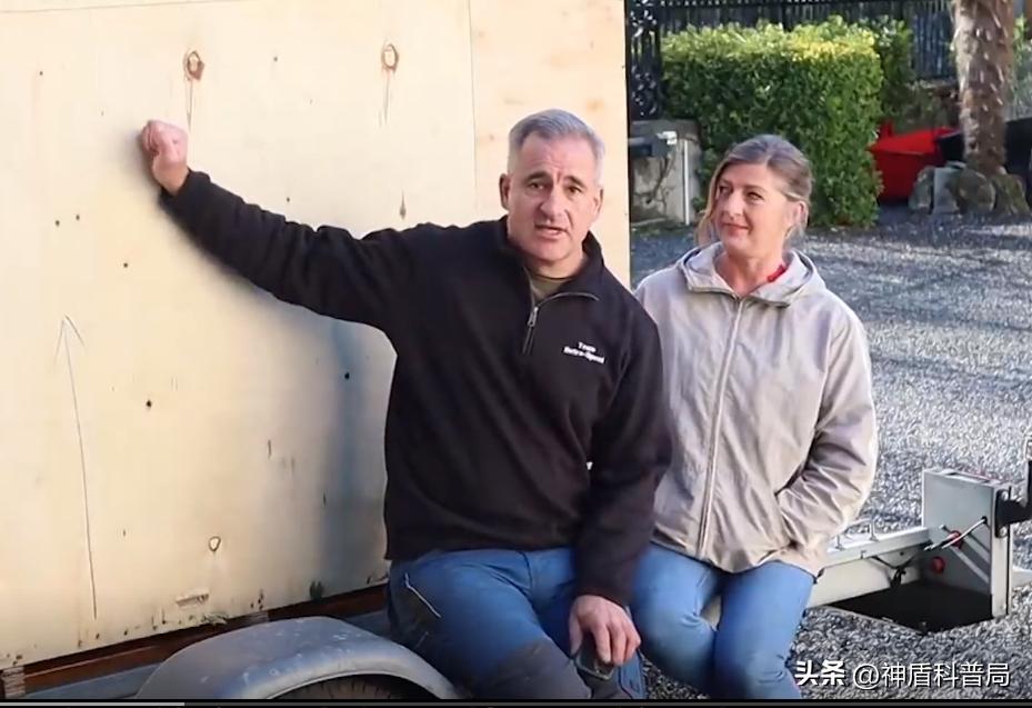 法国大爷网购中国迷你挖掘机,美国大爷买挖掘机