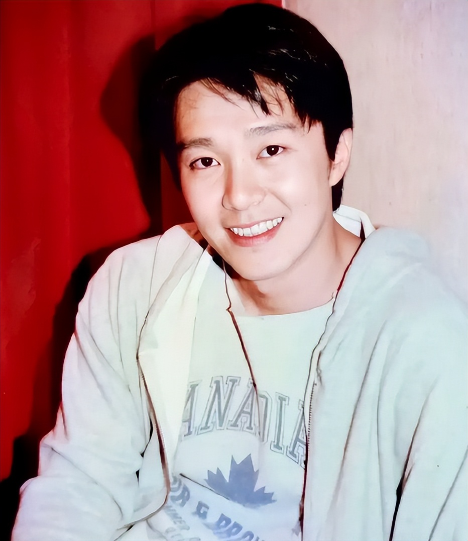 陈国坤：被周星驰雪藏，8年仅拍2部戏，成名后跪在李小龙墓前痛哭