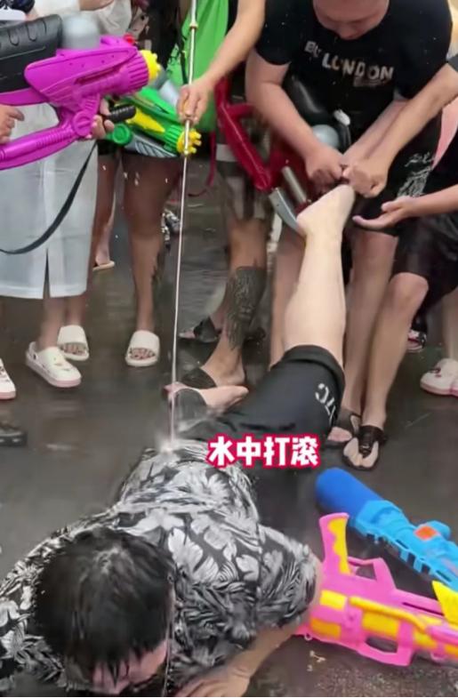 趁着泼水节公然对女生进行骚扰！向女生私密部位喷水还撕扯衣服