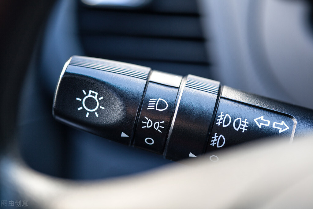 汽车灯光怎么调左右,汽车灯光怎么打开