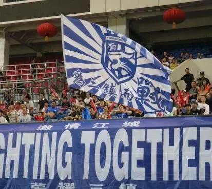 请湖北的球迷沉住气，三镇还不是冠军等下一轮尘埃落定再庆祝不迟