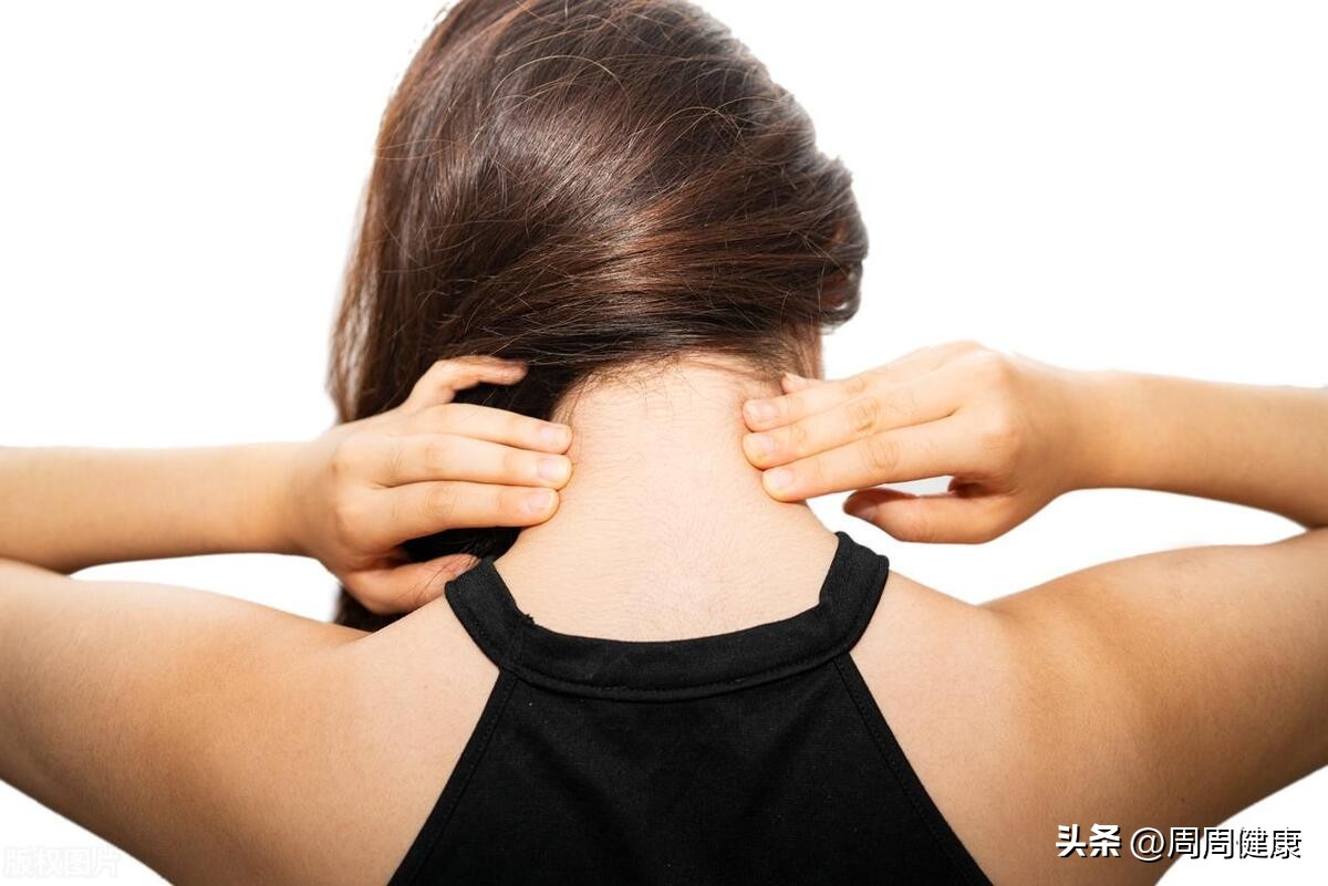 天生颈纹深的原因,颈纹特别深的女人