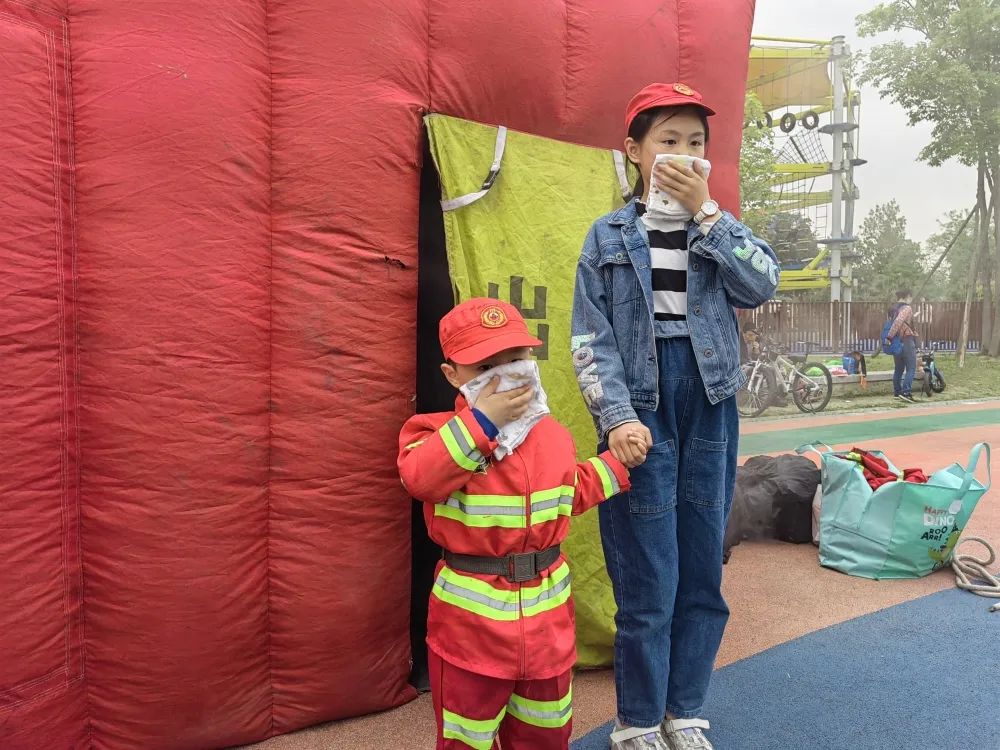 消防队来学校开展消防演练活动,消防知识进校园科普演练护成长