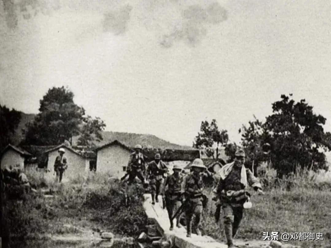 日本兵兽行:将老人绑在树上练习刺杀，撤退时拉响*雷手**扔给小孩