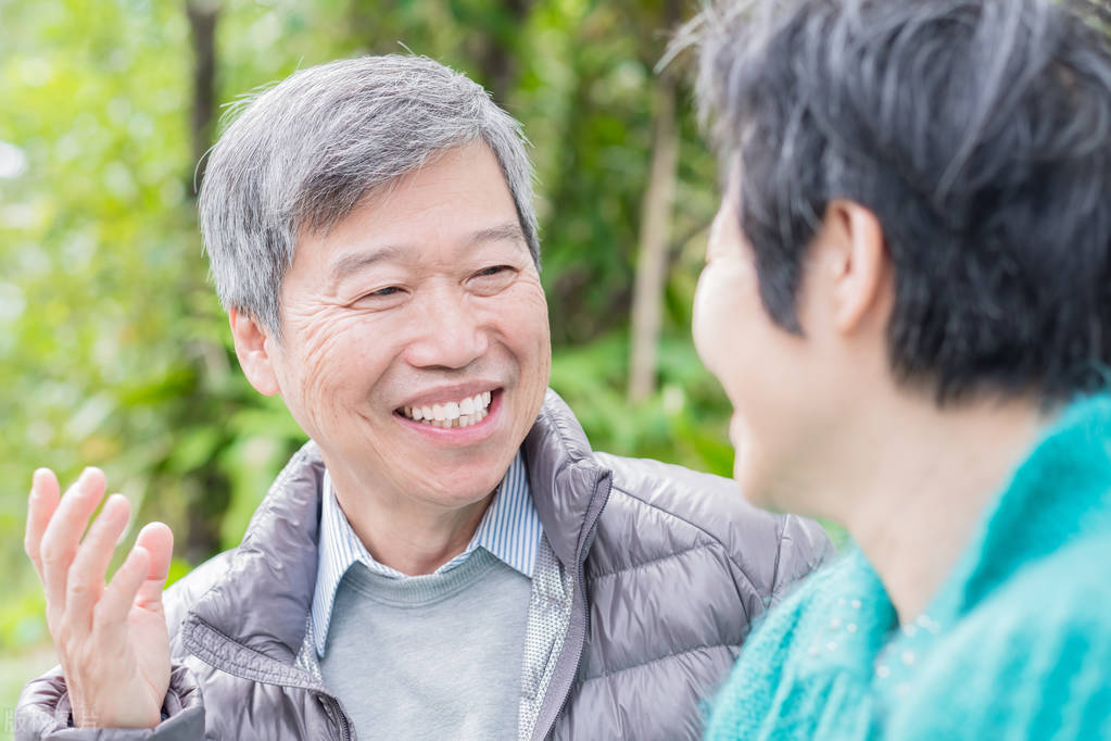 农村老伴有退休金,我和老伴退休工资五千多