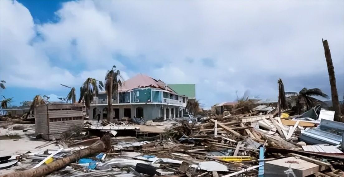 美洲豹捕杀鳄鱼为什么咬背部脖子,美洲豹捕杀鳄鱼压住鳄鱼