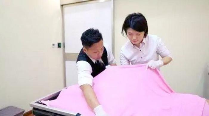 一位80后入殓师的忠告：不能用手直接触摸遗体，就算是亲人也不行