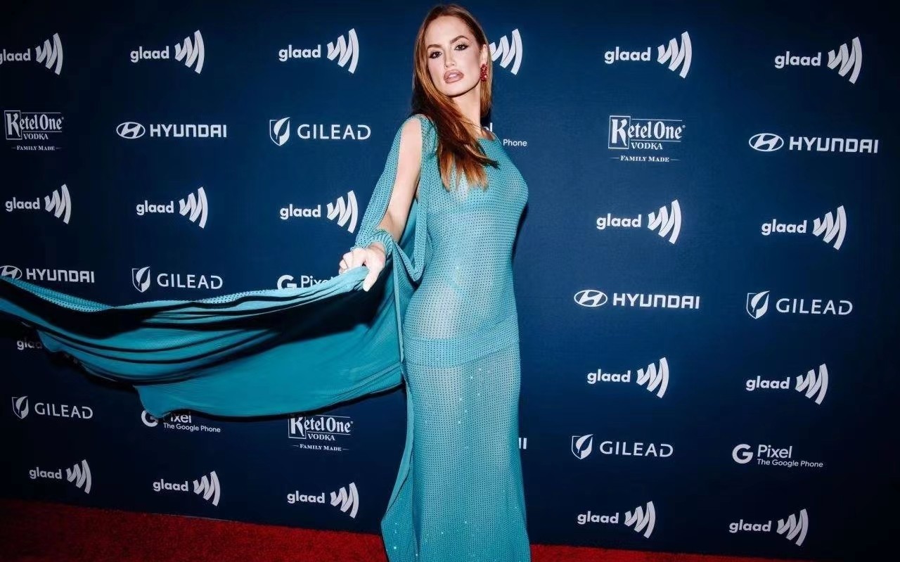 173女星海莉·卡利尔参加活动，身穿浅蓝网状透视礼服，秀修长美腿