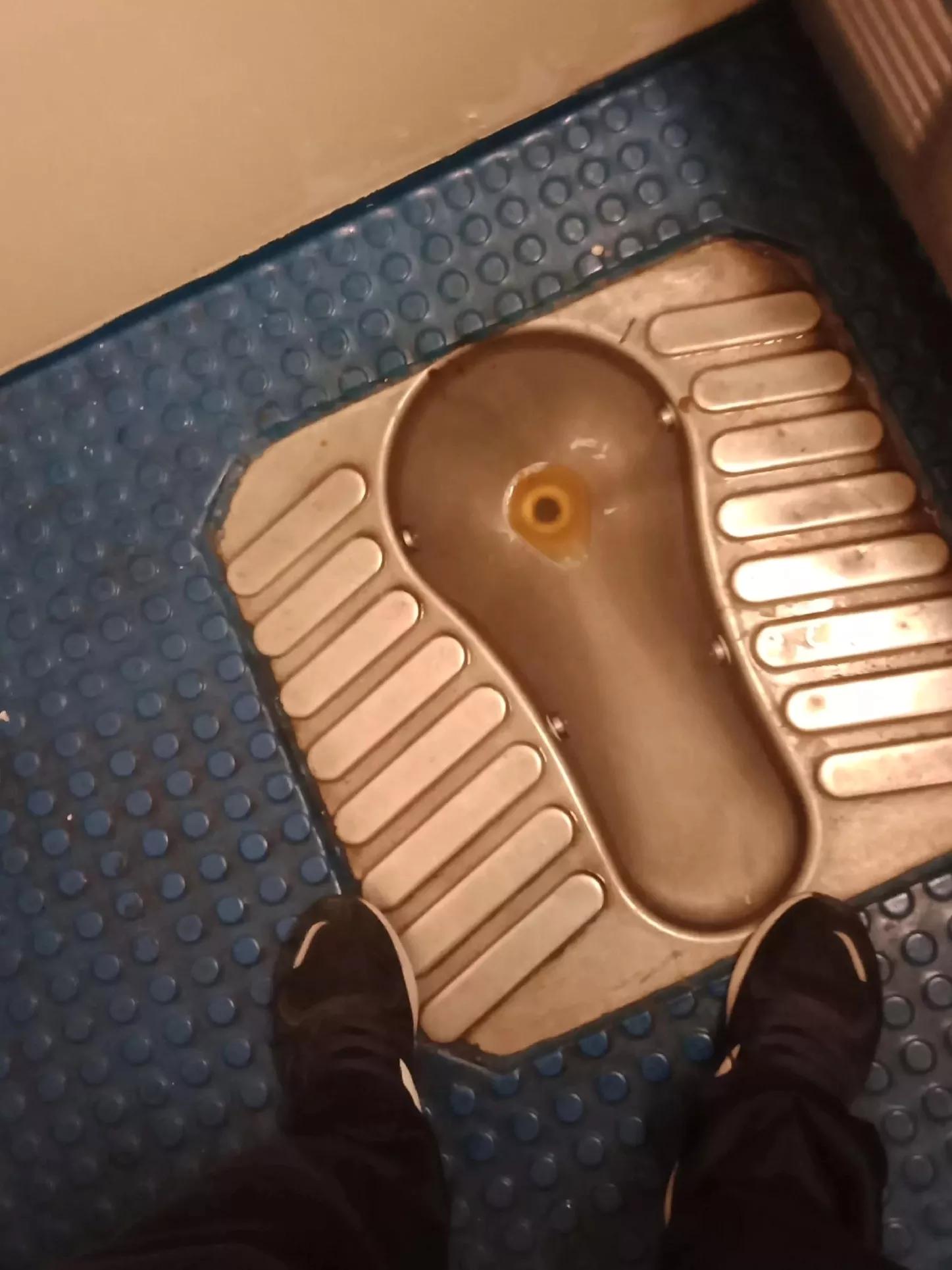 为什么火车厕所便盆洞很小,火车厕所马桶怎么是小的呢