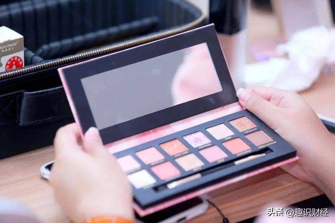 完美日记加速陨落，从一个极端到另一个极端