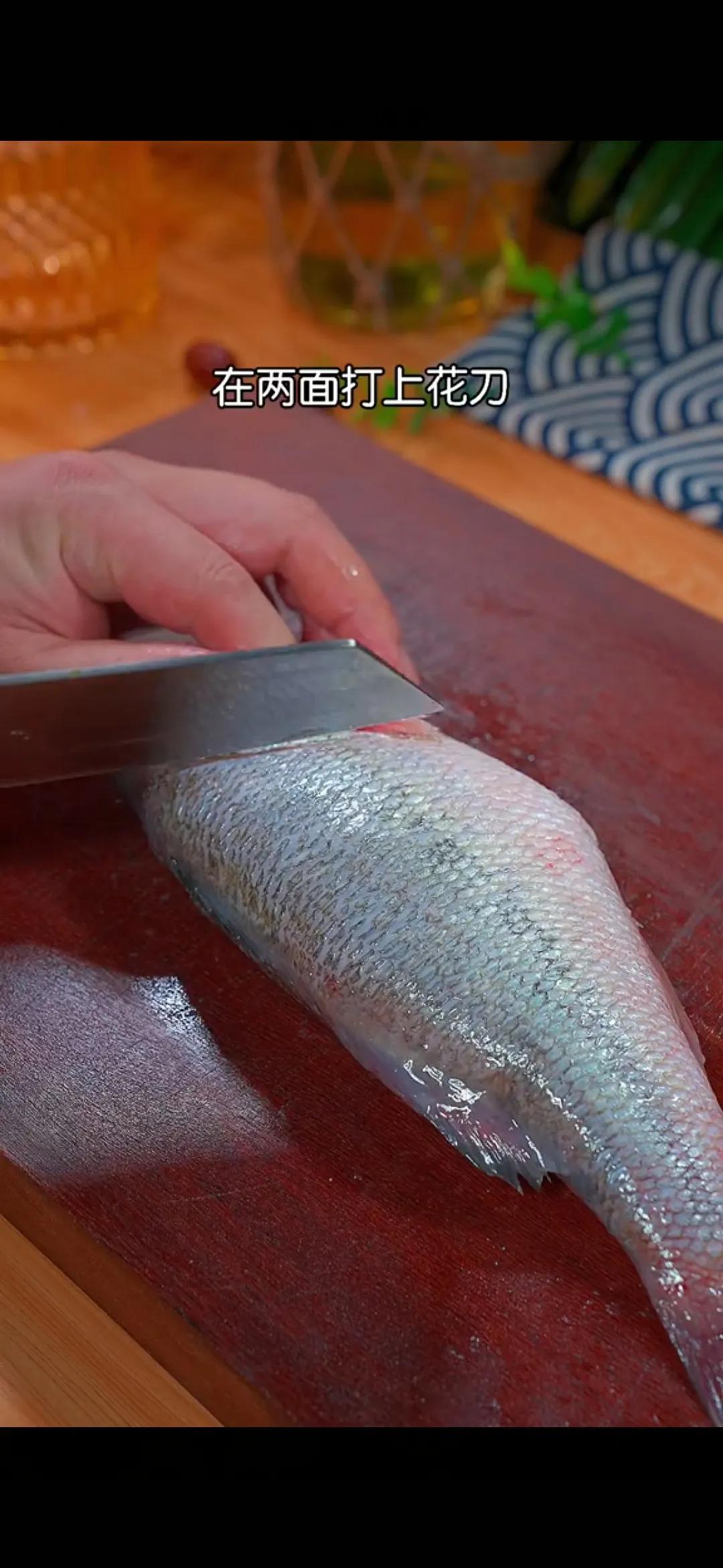 清蒸鱼用蒸鱼豉油怎么调料汁,清蒸鱼做法大全蒸鱼出的水能要吗