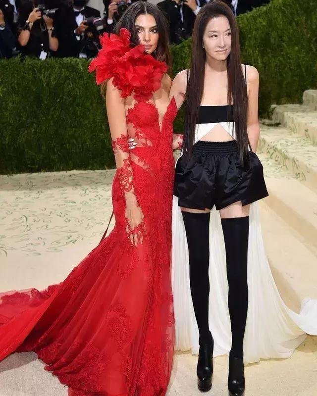 “时尚魔女”王薇薇：63岁离婚，与27岁小鲜肉热恋，她活成了女王