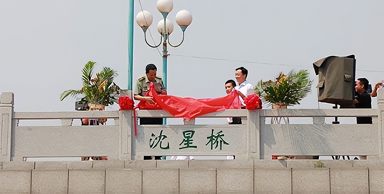 2012年二炮军官请假未归，上级电话询问，女儿：爸爸救人淹死了