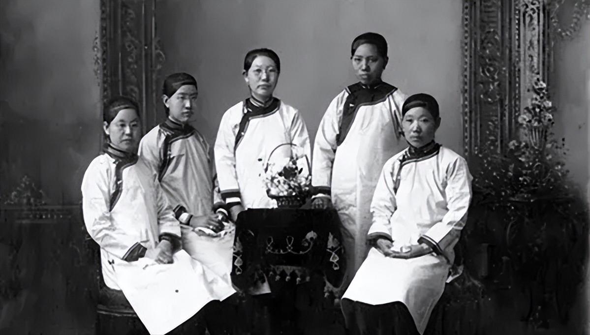 变态的纳粹德国，*光脱**犹太人女人衣服，集体*杀屠**!,2