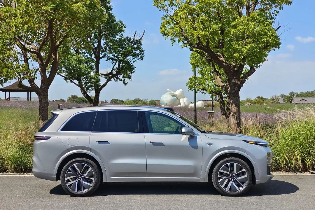 理想l8试驾视频38号车评,理想l8上路试驾视频