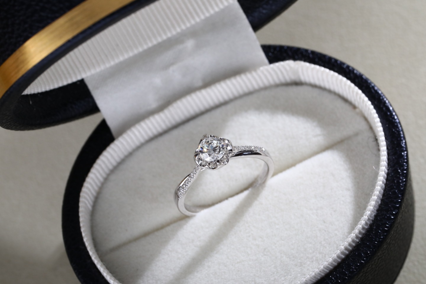 教你三个挑选钻戒的小妙招,挑选钻戒的省钱技巧有哪些呢