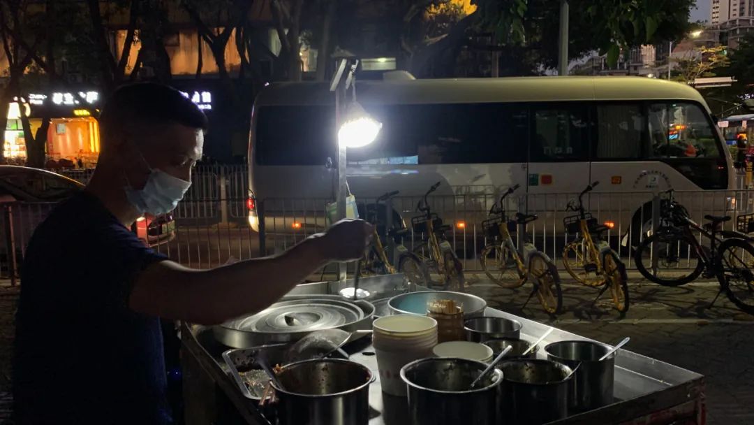 我在深圳卖小吃,在广州摆摊卖臭豆腐一个月挣多少