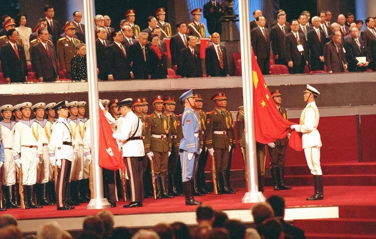 英国军官不解:为啥把香港还给中国?2000年英上将一句话道出真相