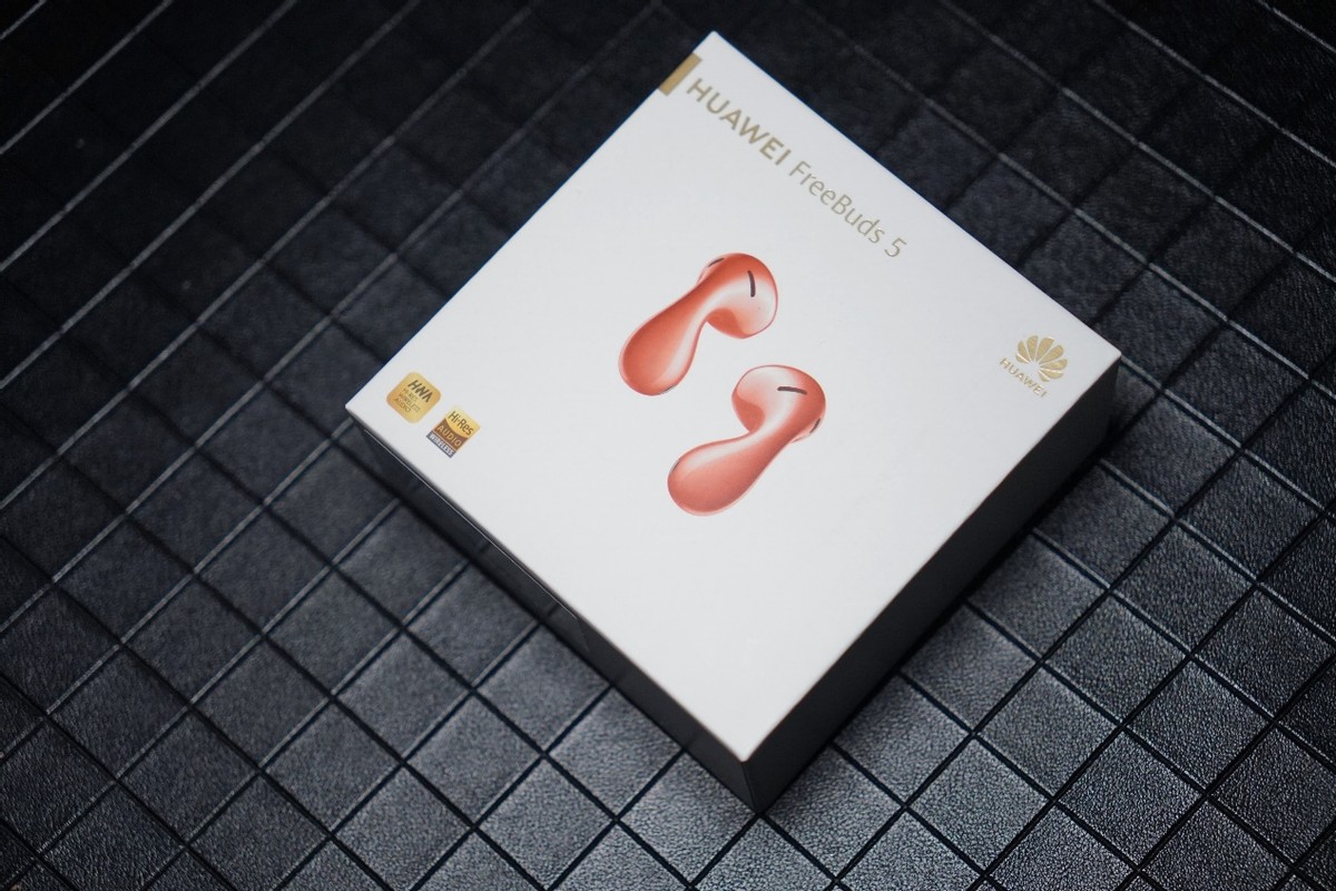 华为耳机freebuds5蓝色试戴效果,华为水滴耳机freebuds5值得买吗