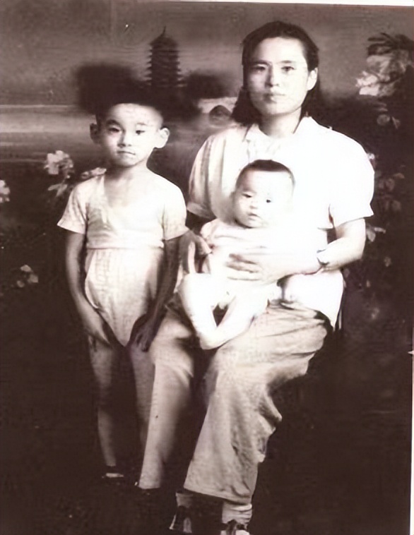 沈阳一学生给烈士陵园扫墓，十几年后才知道，原来他父亲葬在那里