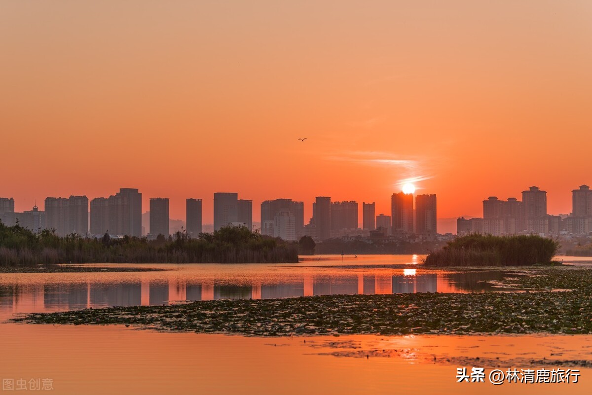 半城温泉半城湖！这座县级市冬暖夏凉，外地人坐高铁来避暑