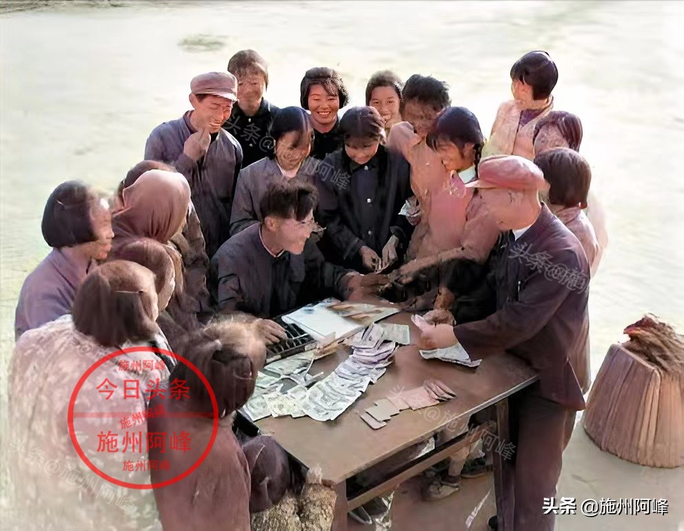 农民推独轮车买肥料,农村80年代农具照片真实照片