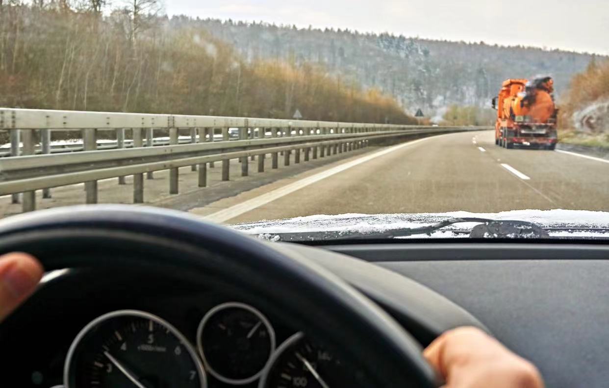 在高速路上前车急刹车追尾怎么办,高速上遇到障碍物突然急刹追尾