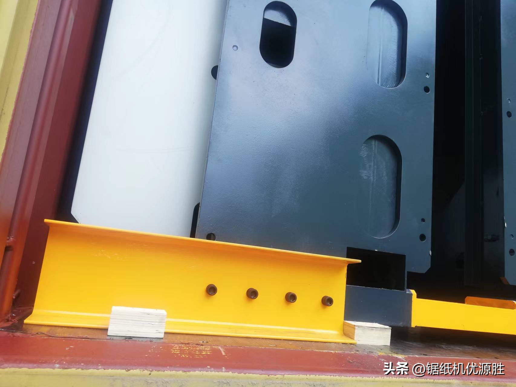 很多客户往往会忽略一个问题，购买锯纸机后如何进行合理的运输？