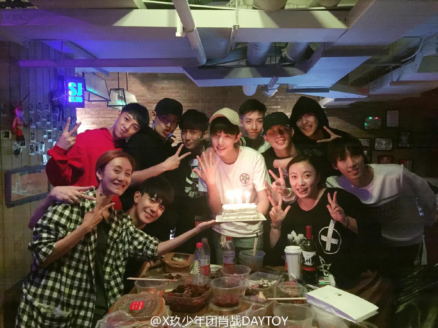 肖战微博上发自己的照片,肖战曾经的微博照片