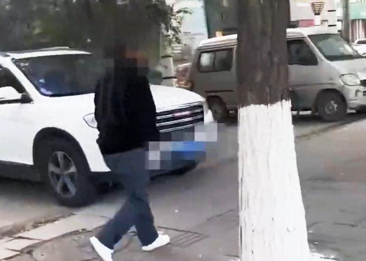 女子路遇暴露狂大喊吓走男子,女子当街遇到变态男