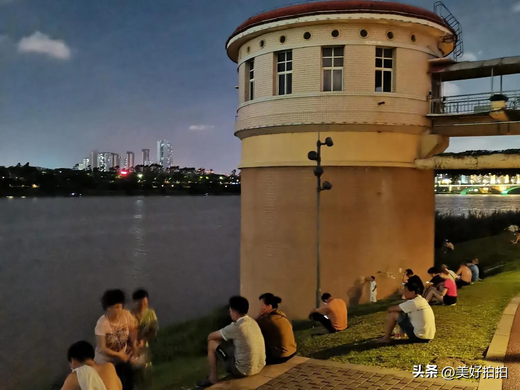 邕江边尽情放松,夜晚邕江边吹吹风