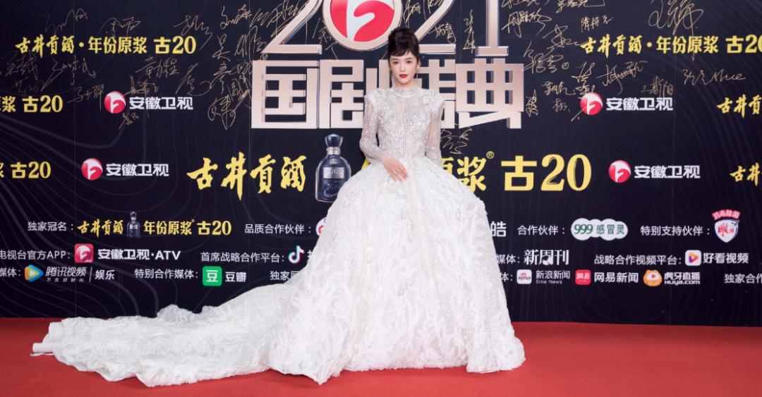 因为肩塌而红毯翻车的女明星,各个女星的红毯穿衣事故