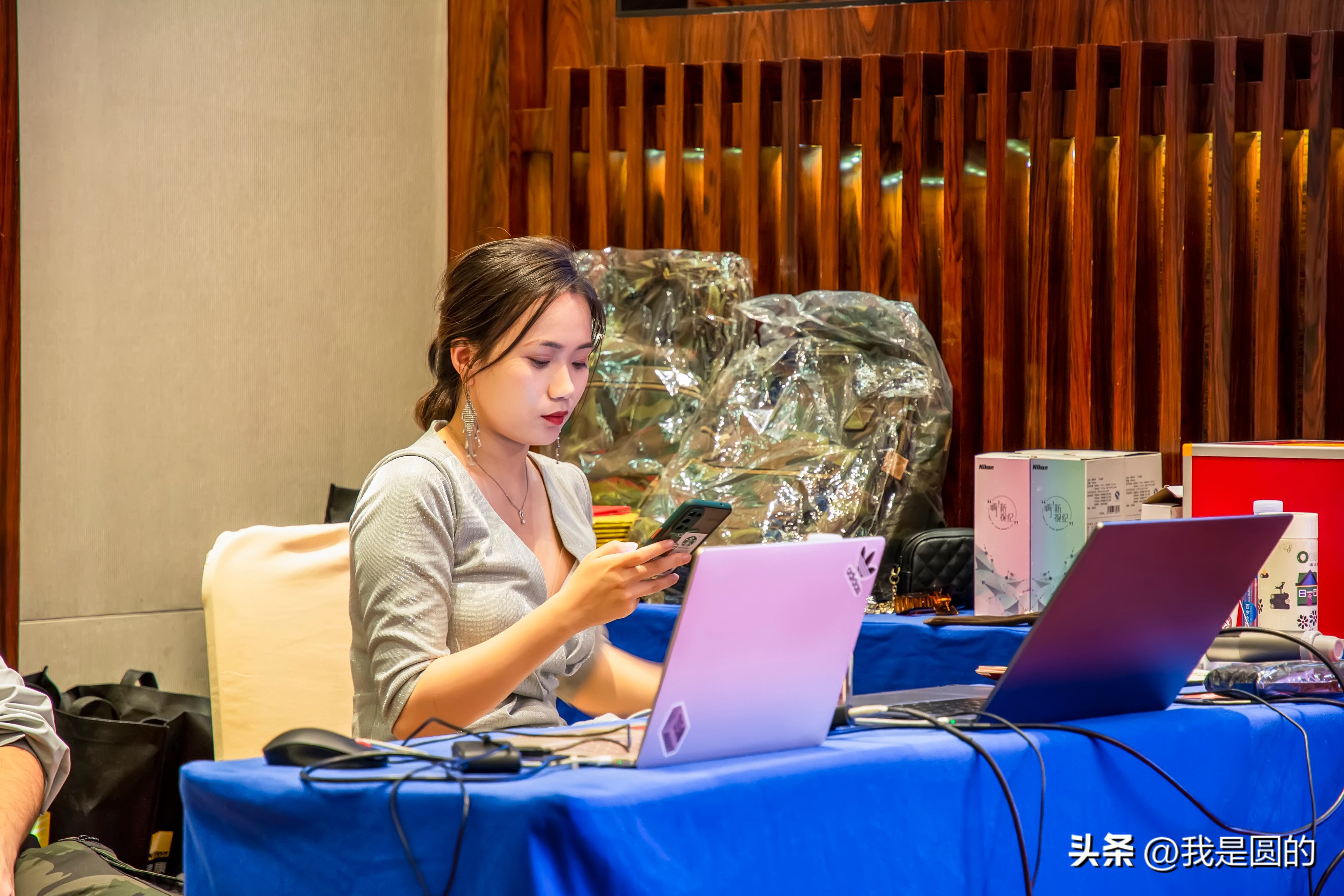 主持途中的主持人（原创摄影+随笔300字）