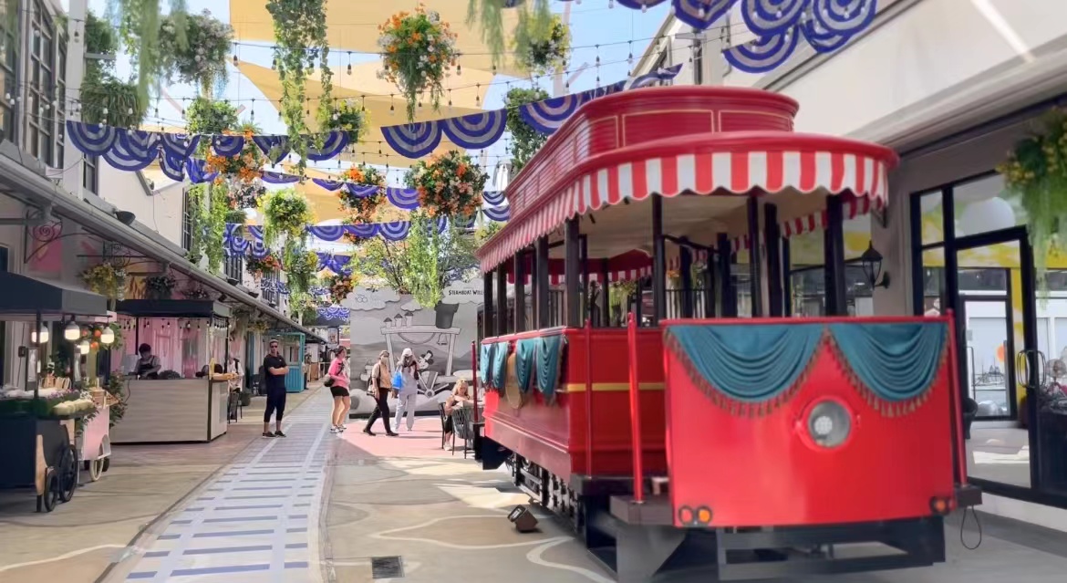 泰国曼谷水上集市视频,在泰国的迪士尼乐园里面有什么