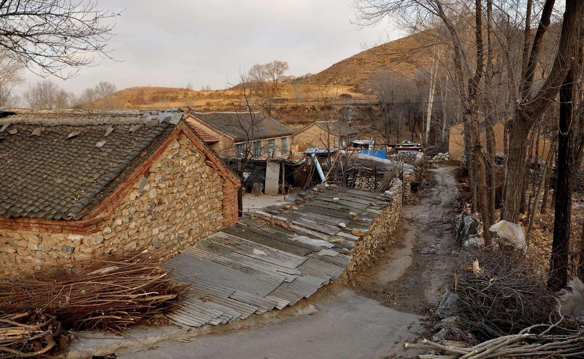 妹妹瘫痪在床20年监控下的一幕,河北一女孩假装瘫痪二十年