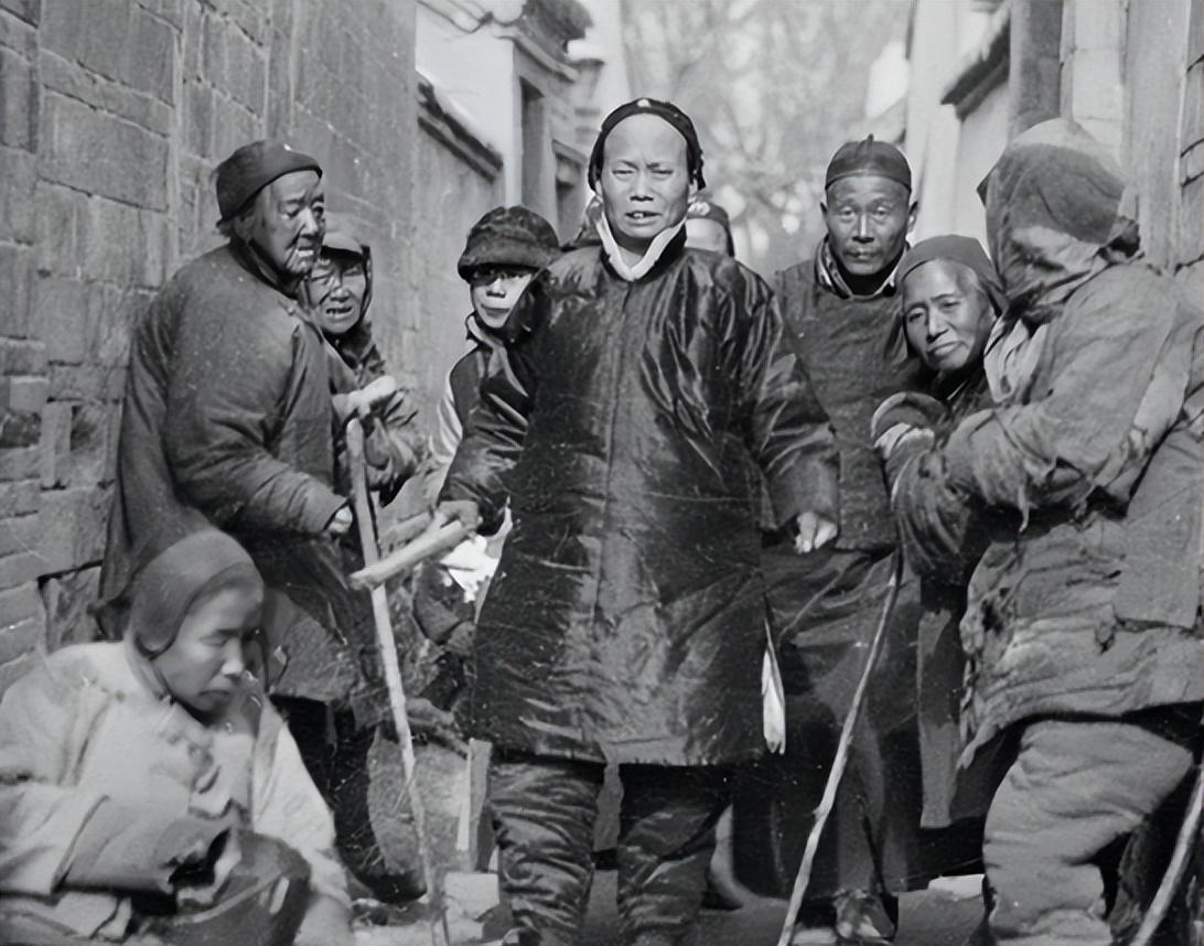 侵华日军残酷*行暴**，女子为活命脱下衣服让日本人拍摄，*辱侮**至死2