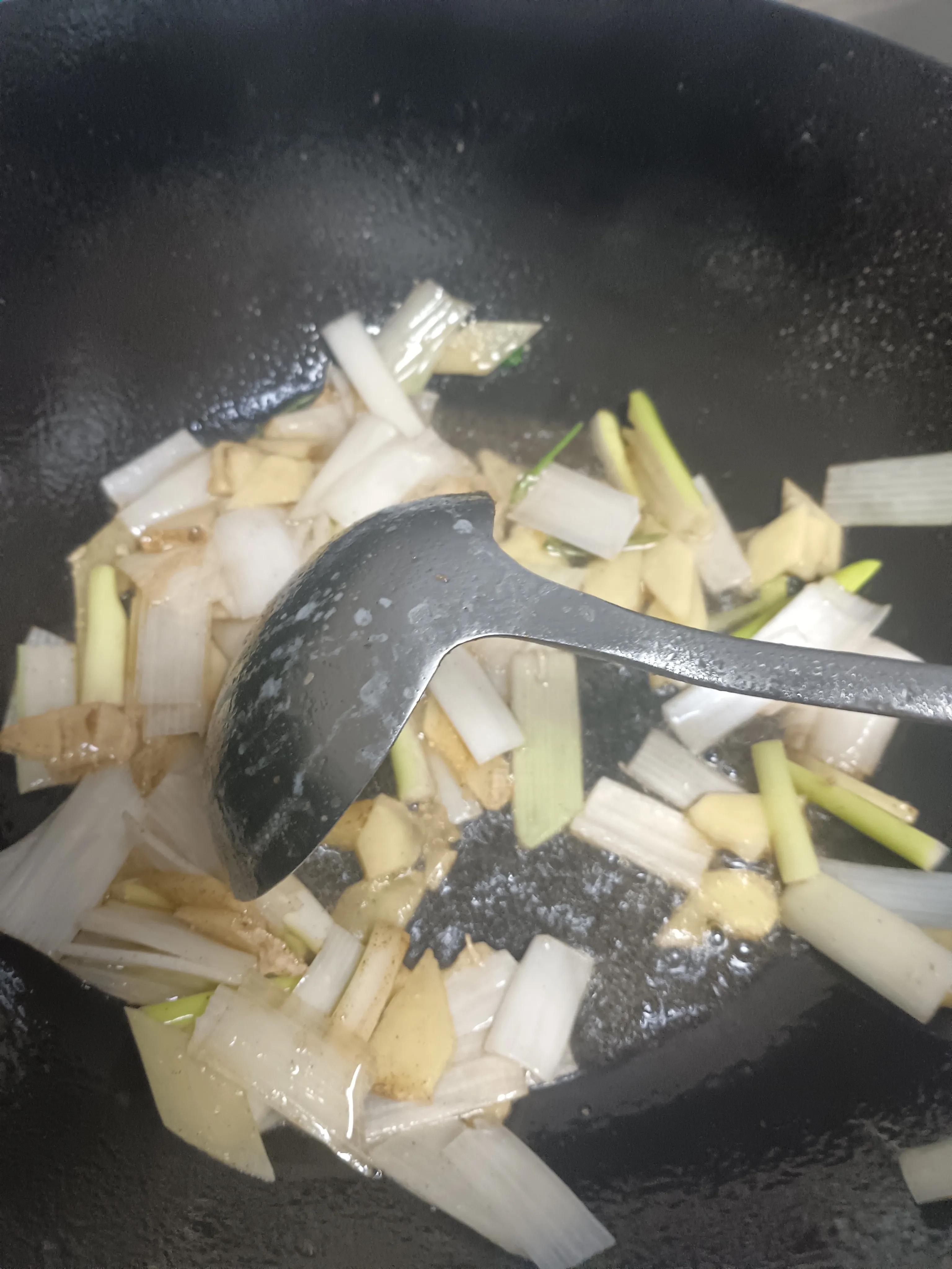 葱姜鲍鱼鸡翅螃蟹煲,葱姜炒螃蟹酒店做法