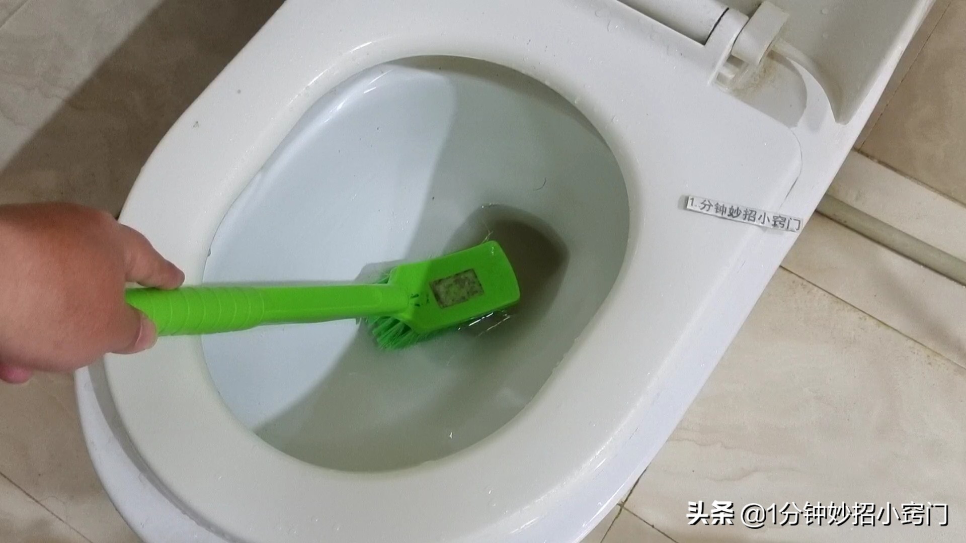 马桶放一个窗帘挂钩真是厉害,马桶上放一个窗帘挂钩