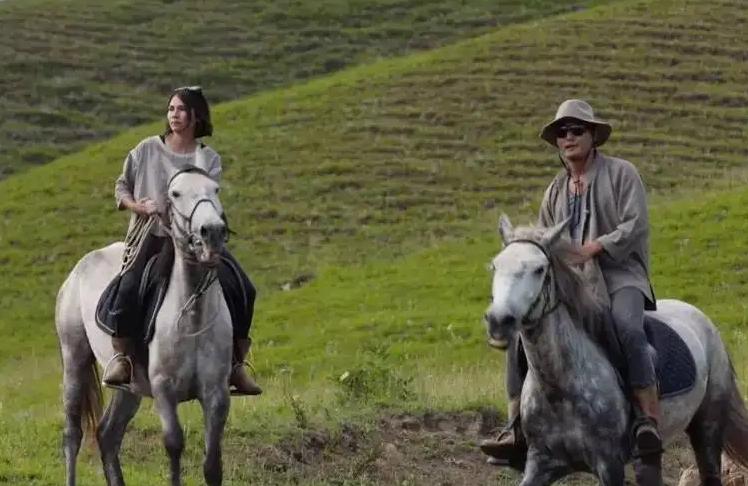 2004年，美国女孩入藏寻根，嫁农村小伙生3女儿，1条围巾卖1万元